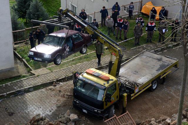 İstinat duvarı park halindeki otomobillerin üzerine çöktü (2)