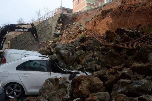 İstinat duvarı park halindeki otomobillerin üzerine çöktü (2)