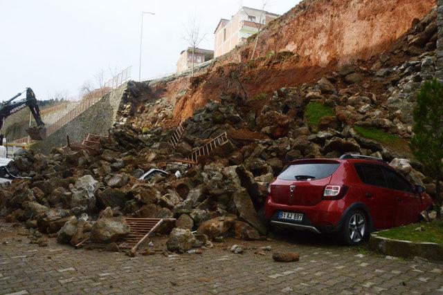 İstinat duvarı park halindeki otomobillerin üzerine çöktü (2)