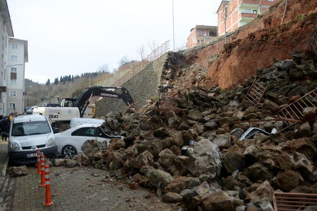 İstinat duvarı park halindeki otomobillerin üzerine çöktü (2)