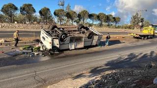 Tarım işçilerini taşıyan servis midibüsü ters döndü: 25 yaralı