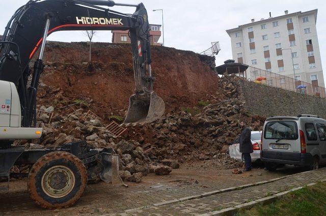 Trabzon’da çöken istinat duvarın altında kalan araçlar çıkartıldı