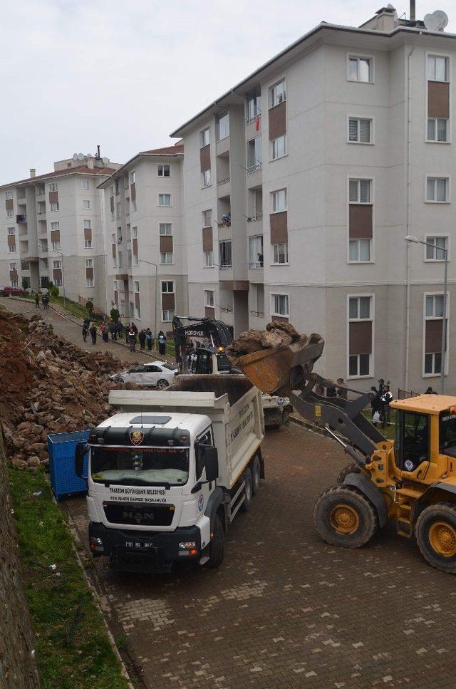 Trabzon’da çöken istinat duvarın altında kalan araçlar çıkartıldı