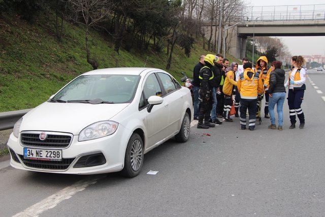 Emniyet şeridinde duran otomobile motosiklet çarptı: 1 yaralı