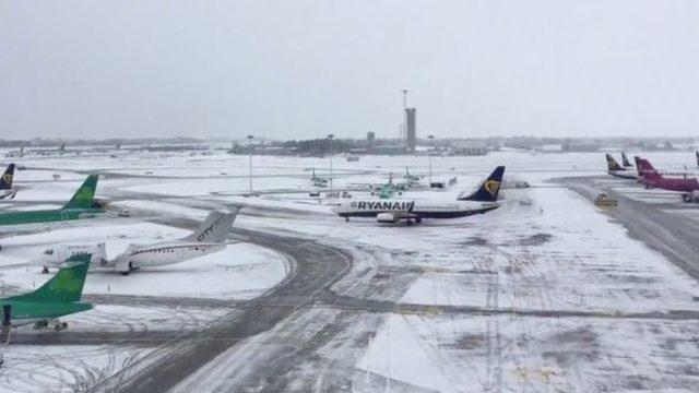 Dublin havalimanında uçuşlar askıya alındı.