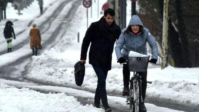 Fransa'nın güneyinde Montpellier kenti yakınlarında yoğun kar yağışı