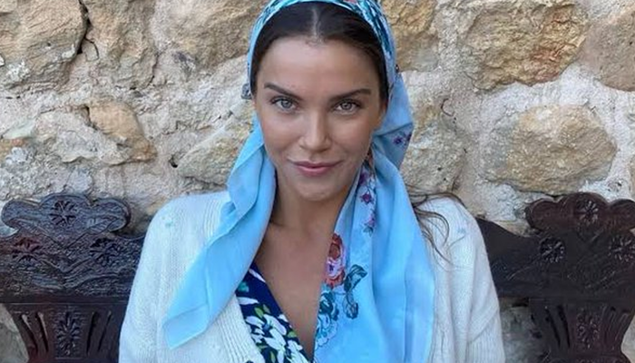 Beyazlar içinde geldi! Bir bakan bir daha baktı