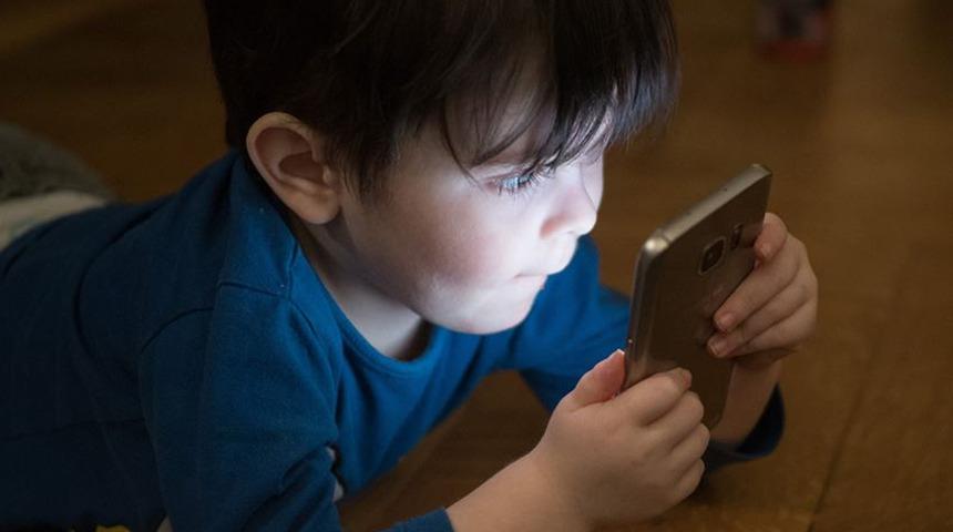 Ebeveynler dikkat! Çocuklar konuşmayı unutuyor: Ekran bağımlılığı gelişimlerini tehdit ediyor! Uzmanlar uyarıyor...