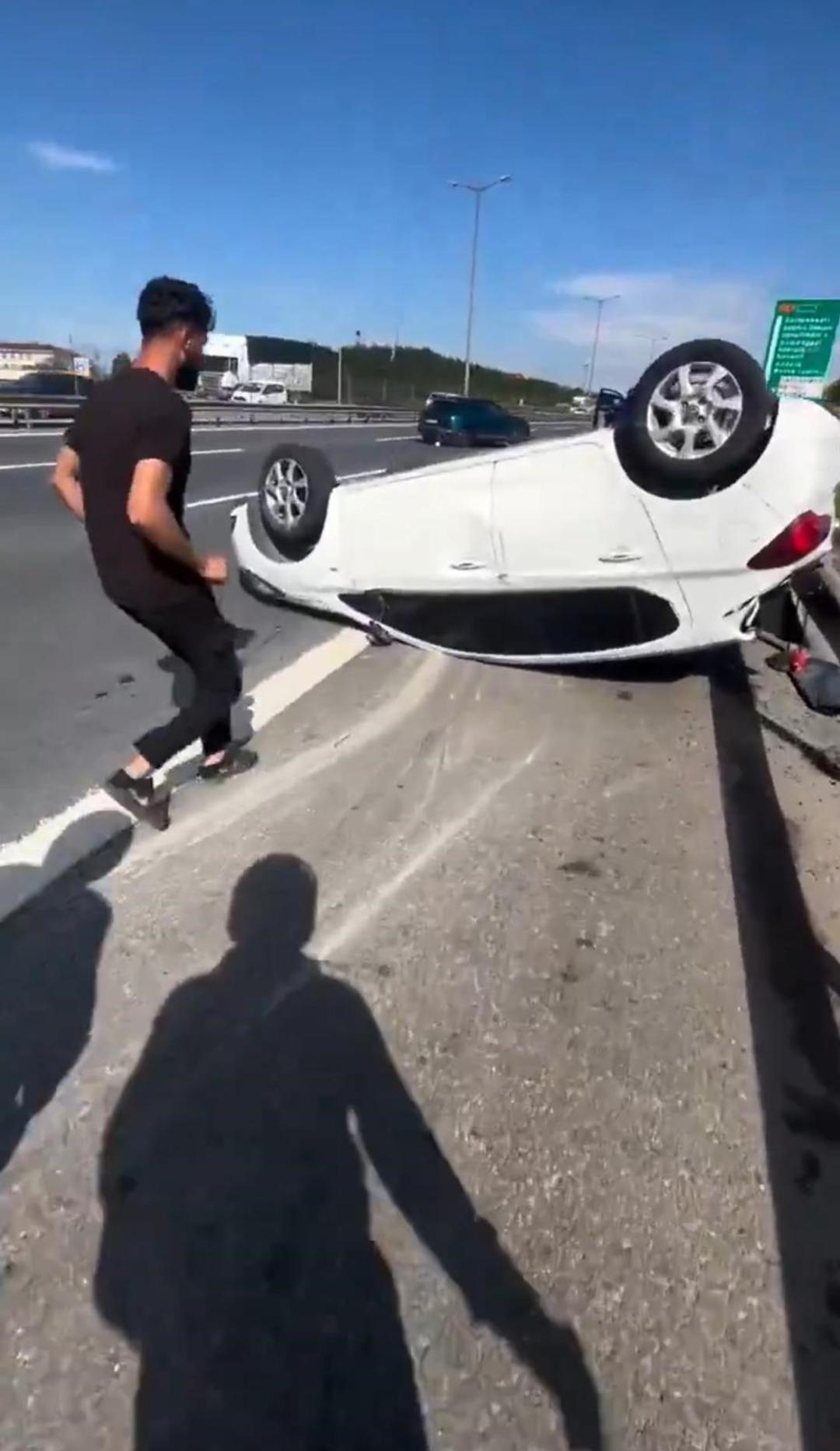 1200xauto Takla atan otomobilde sıkıştılar: Yaralılar, yardıma koşan vatandaşa hakaret etti!