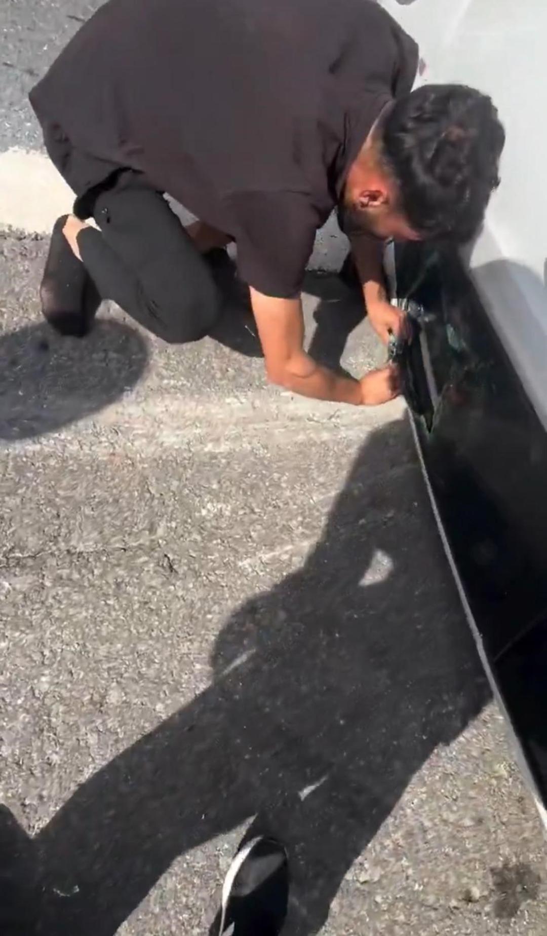 1200xauto Takla atan otomobilde sıkıştılar: Yaralılar, yardıma koşan vatandaşa hakaret etti!