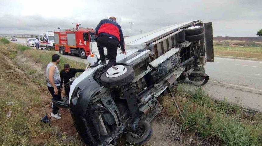 Çorum’da devrilen kamyonetin sürücüsü yaralandı