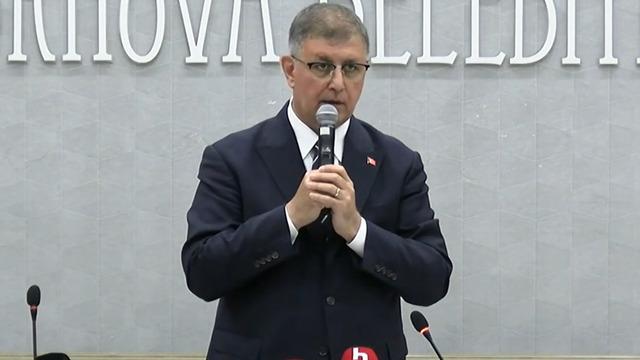Cemil Tugay toplantıda küplere bindi! "Bu hadsizliği gösteremezsin!"