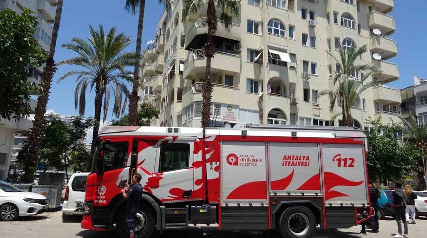 Antalya'da balkonda çıkan yangın korkuttu
