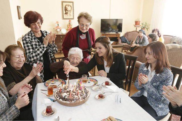 Emekli öğretmenin 104’üncü yaş günü kutlandı