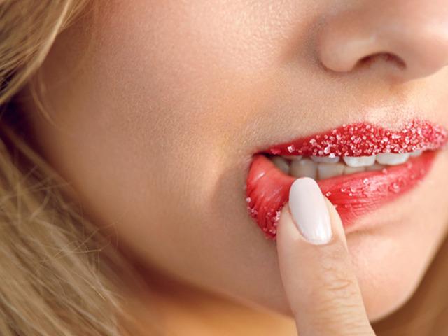 3 malzemeyle hazırlanan ev yapımı dudak peelingi