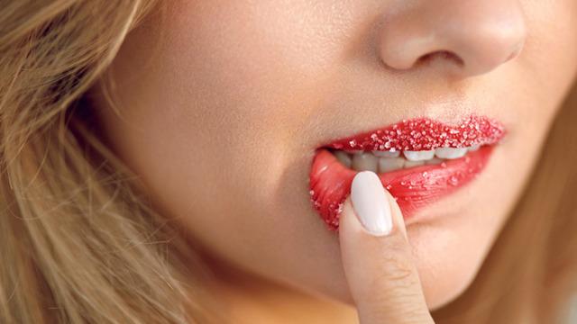 3 malzemeyle hazırlanan ev yapımı dudak peelingi! Yumuşacık dudaklar için doğal ve pratik çözüm