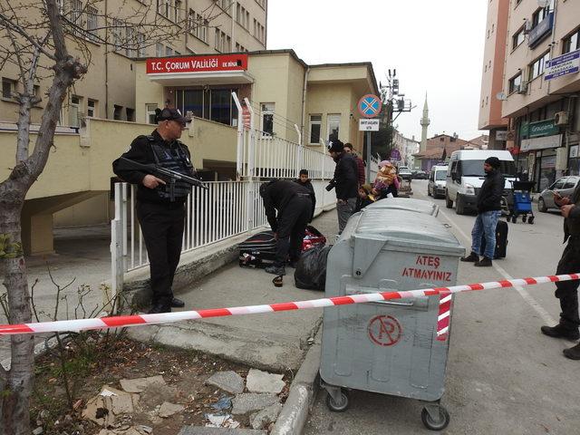 Polis merkezinin önüne bırakılan valizler, Filistinli ailenin çıktı