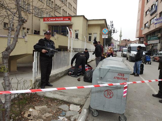 Polis merkezinin önüne bırakılan valizler, Filistinli ailenin çıktı