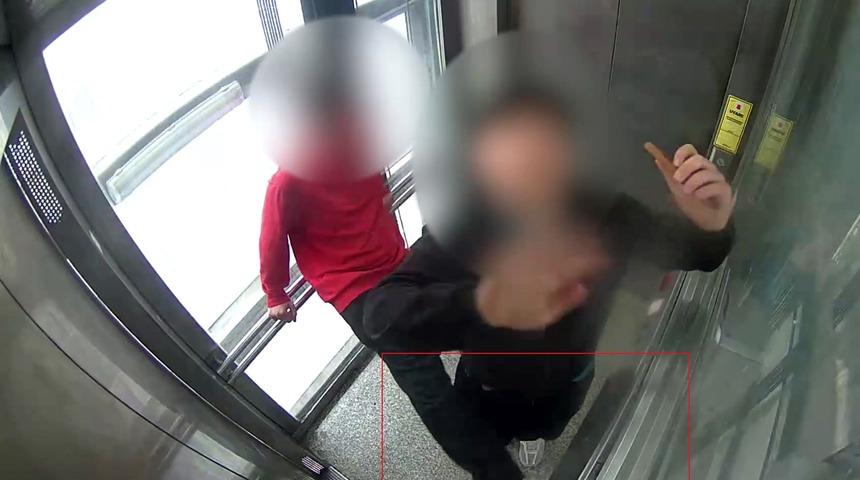 Bindiği asansörün kabin kasetine tekme atarak kırdı