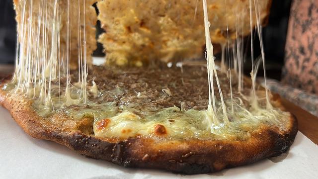 Osmanlıdan günümüze uzanan lezzet! 'Anadolu pizzası': Yağ somunu 15 farklı çeşitte hazırlanıyor