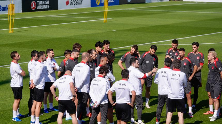 A Milli Futbol Takımı'nda sürpriz değişiklik! TFF 'zorunlu olarak' diyerek açıkladı: 3 oyuncu kadrodan çıkarıldı