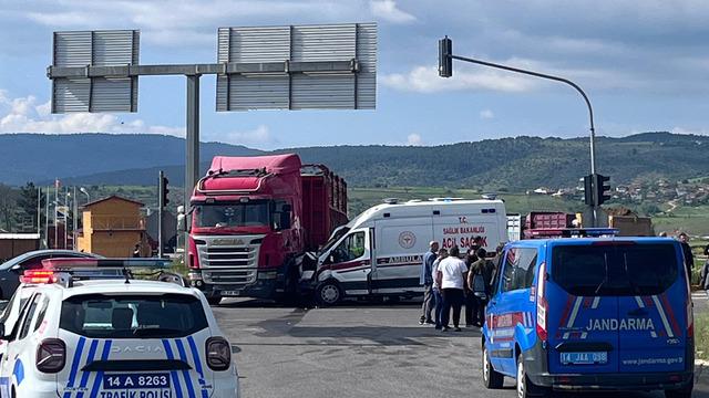 Bolu'da feci kaza! Başsavcının bulunduğu ambulans da kazaya karıştı: 8 yaralı