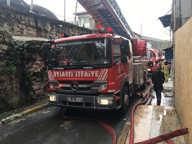 (ek fotoğrafla geniş haber) Karaköy'de 5 katlı binanın çatısı alev alev yandı