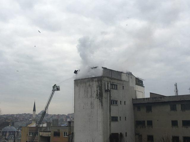 (ek fotoğrafla geniş haber) Karaköy'de 5 katlı binanın çatısı alev alev yandı