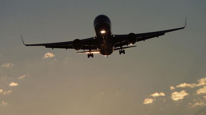 Uçakta panik anlar: Herkesi ısırmaya kalktı! Olay sırasında 4 kişi yaralandı