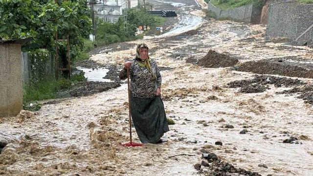 Trabzon şehir merkezinde yollar dereye döndü
