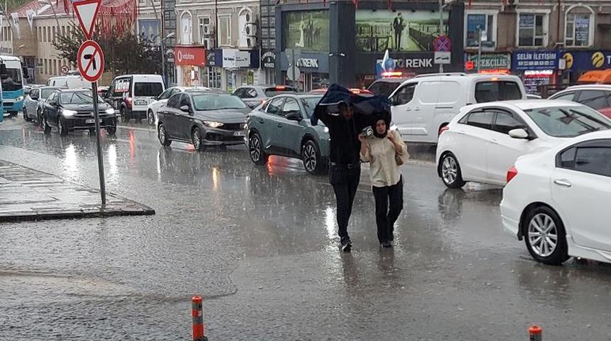 Erzurum'da sağanak hayatı felç etti