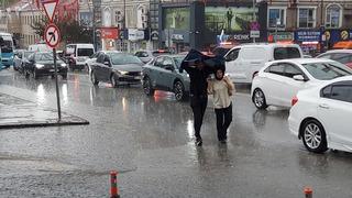 Erzurum'da sağanak hayatı felç etti