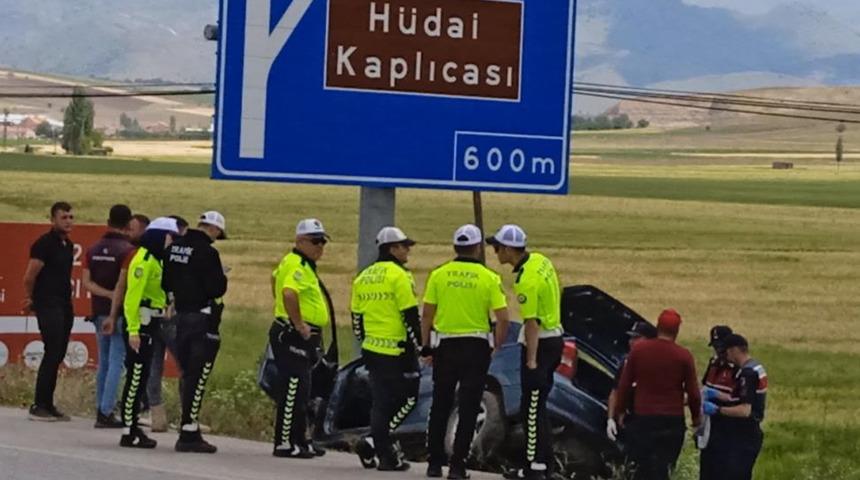Kahreden kaza! Yön tabelasına çarptı: 1 ölü, 1 yaralı