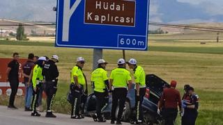 Kahreden kaza! Yön tabelasına çarptı: 1 ölü, 1 yaralı