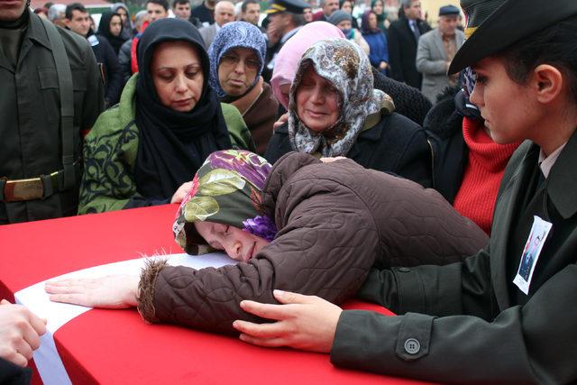 Şehidin cenazesini karşılayan kız kardeşi: Hoş geldin ağabeyim (2)