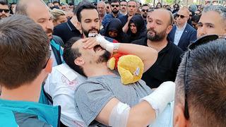 Babanın tarifsiz acısı... Kazada yaralanan baba, eşi ve iki çocuğunun cenazesine sedyeyle getirildi, çocuklarının oyuncak ayısına sarıldı 