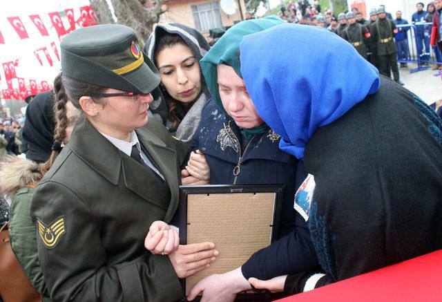 Şehidin cenazesini karşılayan kız kardeşi: Hoş geldin ağabeyim (2)