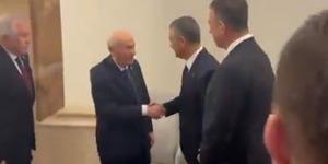 Herkes bu görüntüyü konuşuyor! Bahçeli ve Özel arasında dikkat çeken diyalog