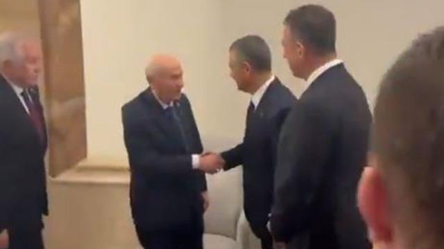 Herkes bu görüntüyü konuşuyor! Bahçeli ve Özel arasında dikkat çeken diyalog