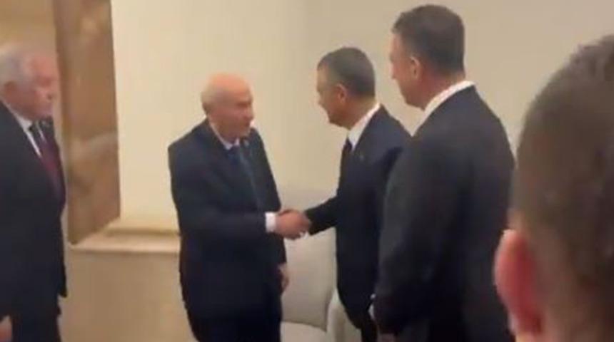 TBMM'de dikkat çeken diyalog! Devlet Bahçeli'den Özgür Özel'e: "Çok hareketlisiniz maşallah"