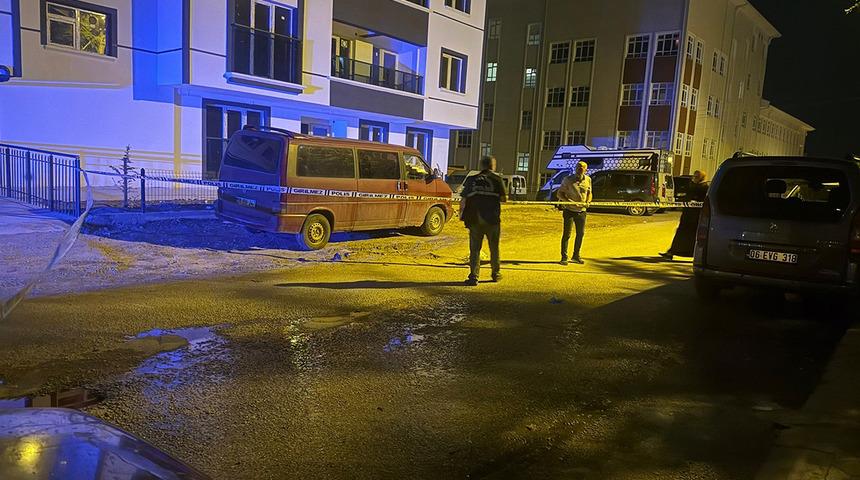 Ankara'da dehşet anları! Babasını sokak ortasında bıçakladı