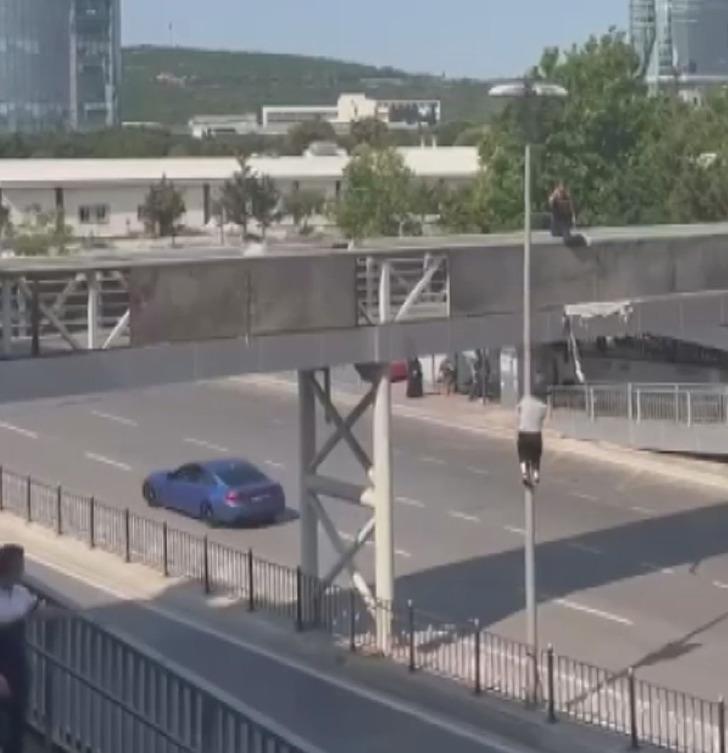 Kartal’da üst geçitten elektrik direğine atladı G3