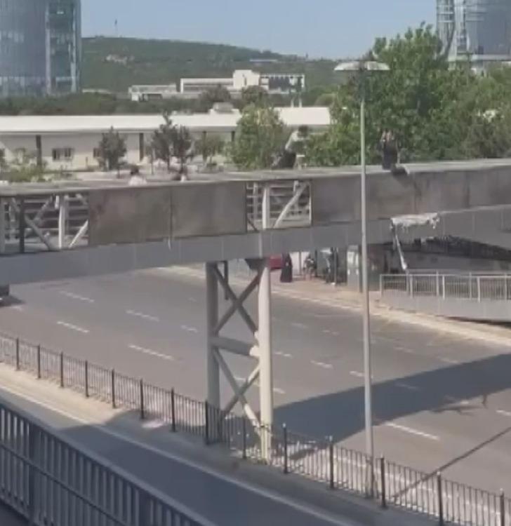 Kartal’da üst geçitten elektrik direğine atladı G2
