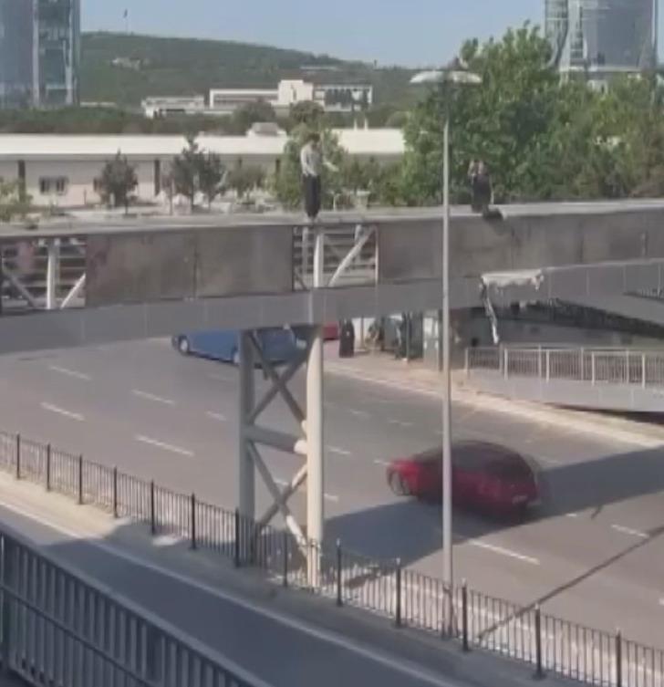 Kartal’da üst geçitten elektrik direğine atladı G1