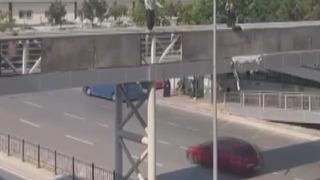 Kartal’da üst geçitten elektrik direğine atladı