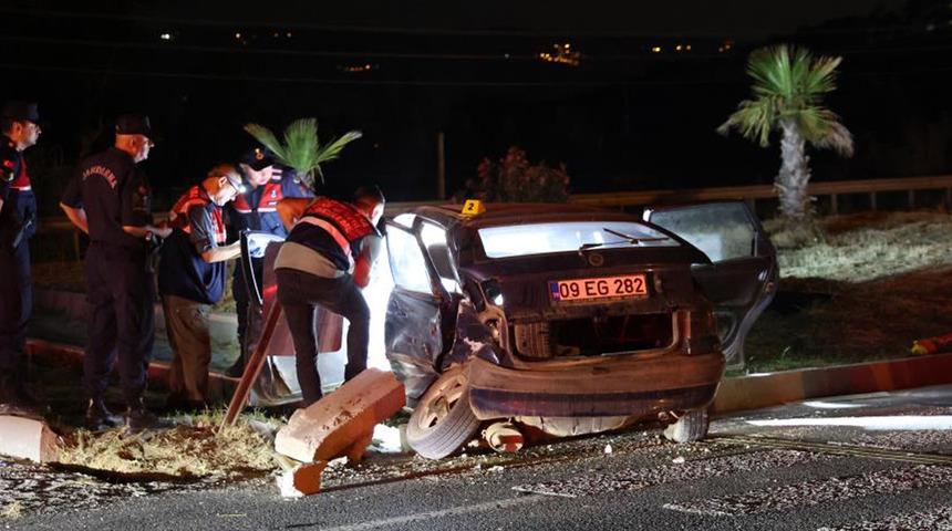 Aydın'da feci kaza... İki otomobil &ccedil;arpıştı: 2 &ouml;l&uuml;, 3 yaralı