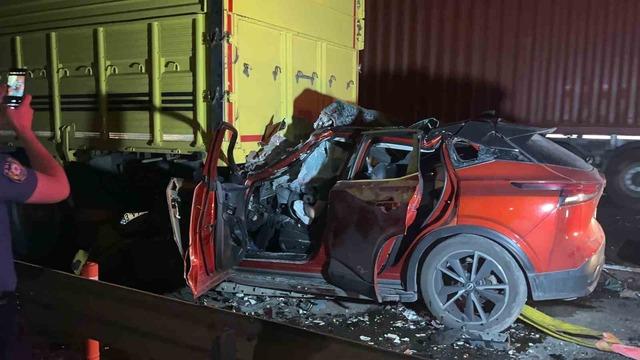 Sakarya'da feci kaza: Cip, kamyona ok gibi saplandı, 1 kişi öldü