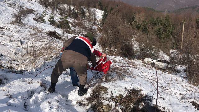 Uçuruma yuvarlanan otomobildeki anne ile oğlunu kurtardılar (2)