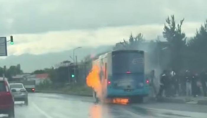 20297825-700x400 Otobüs bir anda alev aldı, yolcular panikle kaçtı