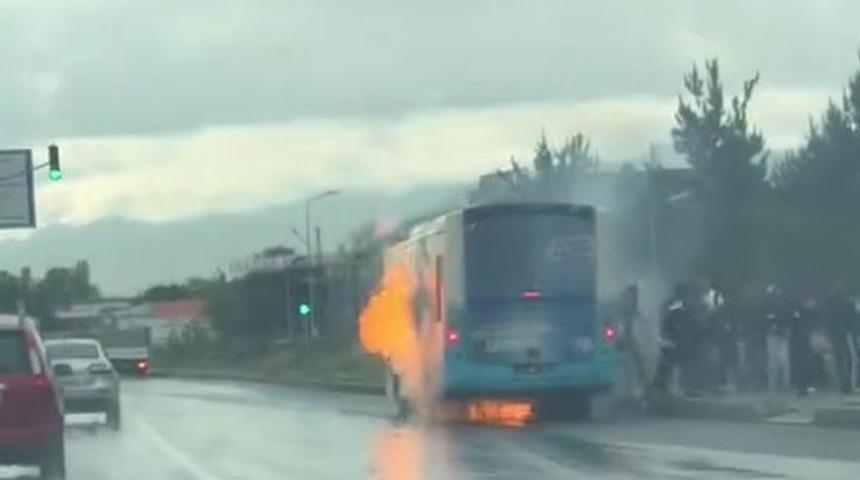 Otobüs bir anda alev aldı, yolcular panikle kaçtı